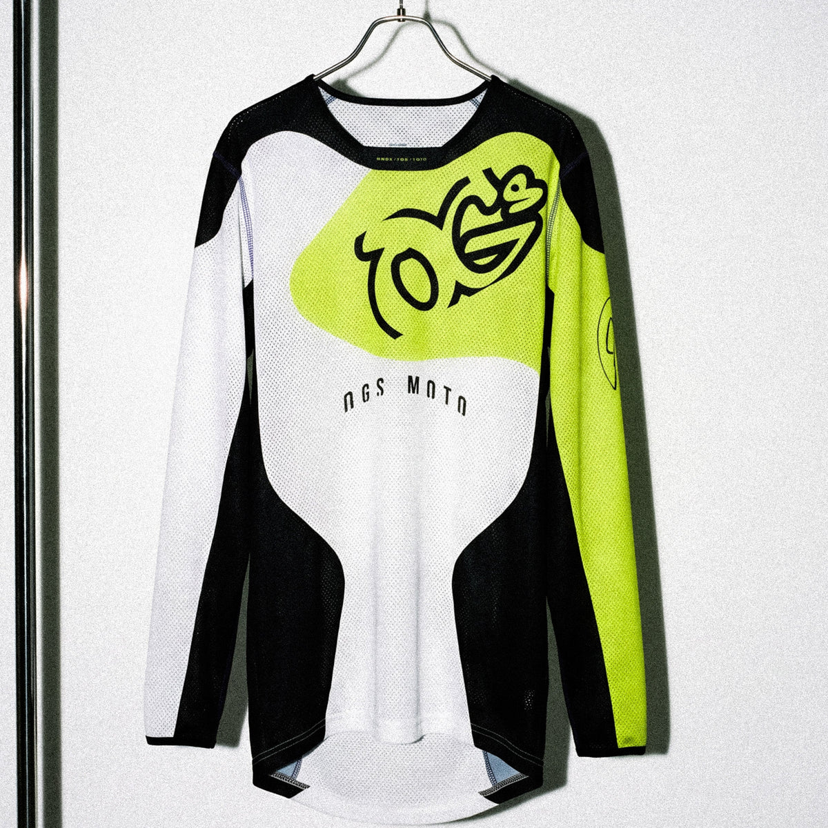 Motocross-Jersey Solar Flare getragen auf der Strecke