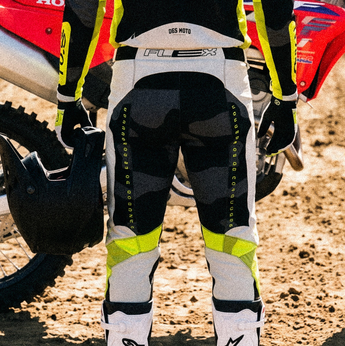 Motocross-Hose Acid Camo getragen auf der Strecke