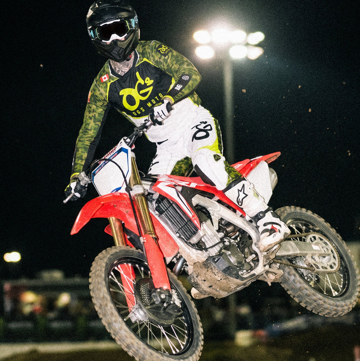 Motocross-Jersey Night Ops getragen auf der Strecke