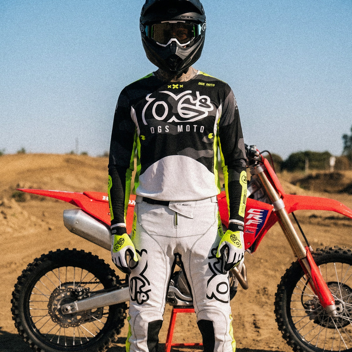 Motocross-Jersey Acid Camo getragen auf der Strecke