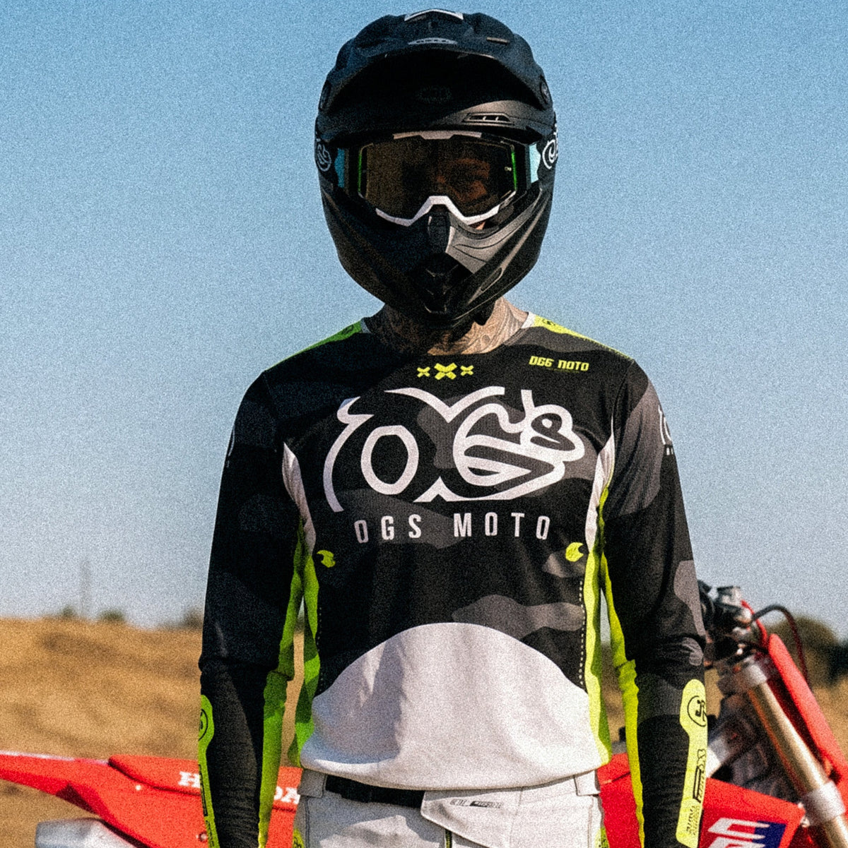Motocross-Jersey Acid Camo getragen auf der Strecke