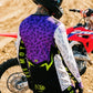 Motocross-Jersey Night Hunter getragen von Fahrer auf der Strecke