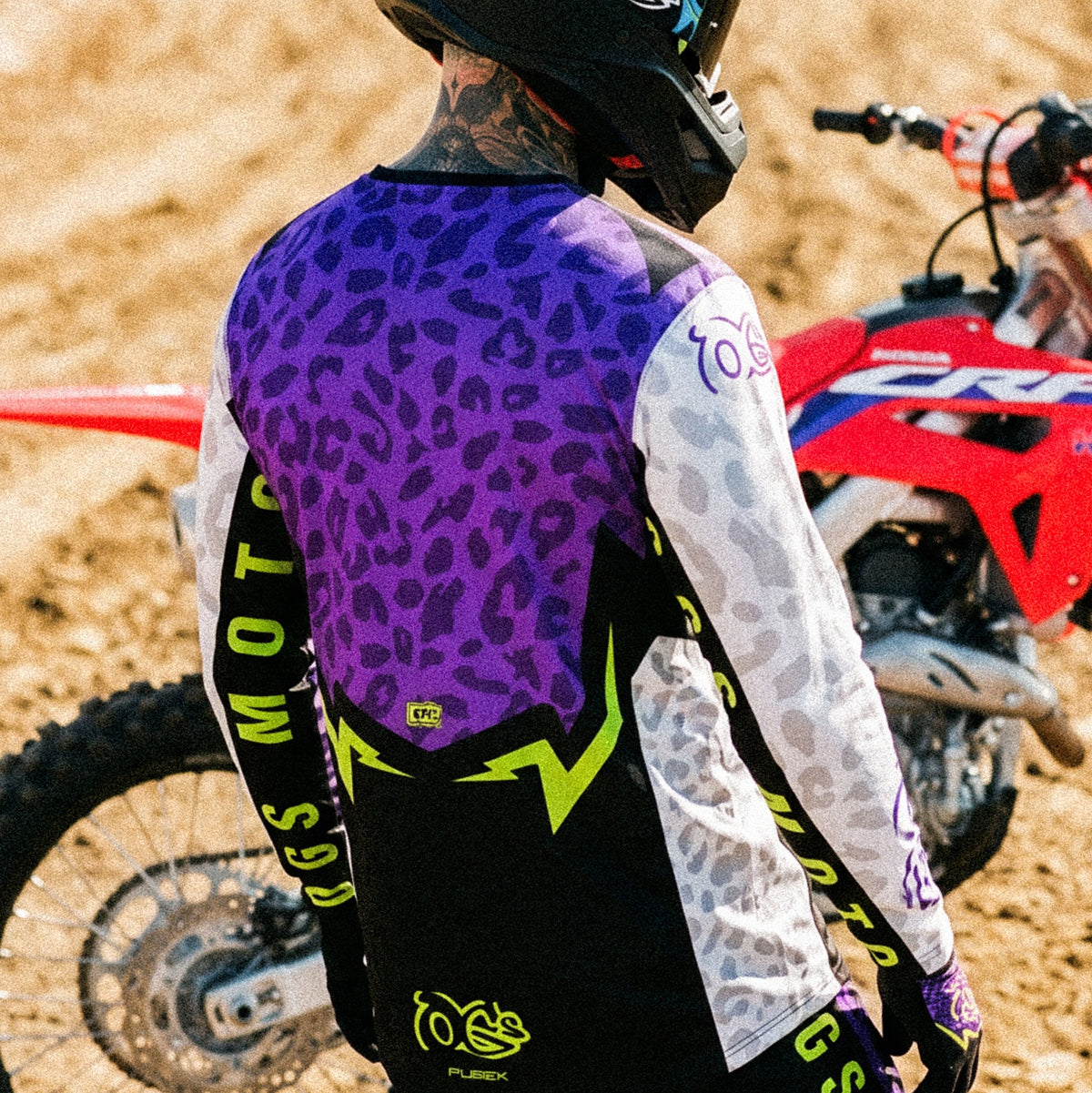 Motocross-Jersey Night Hunter getragen von Fahrer auf der Strecke